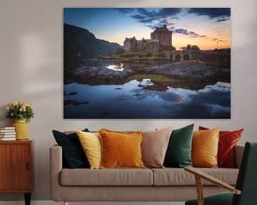 Schotland Eilean Donan Castle in de avonduren van Jean Claude Castor