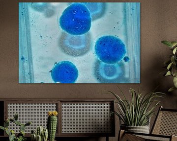 Abstract patroon in blauwtinten, organische vormen van Maud De Vries