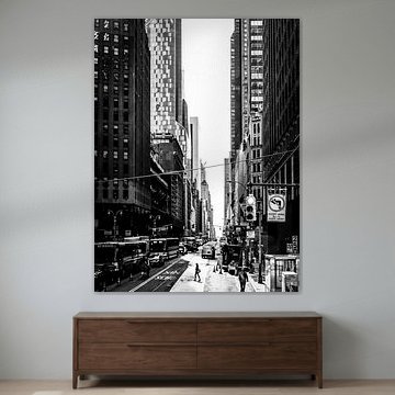 Frau in der Crossing Avenue