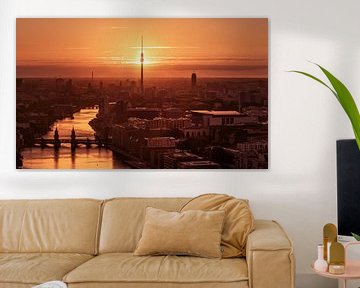 Berlijnse skyline met zonsondergang achter de televisietoren van Jean Claude Castor