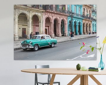 Havana, gekleurde huizen en groen cadilac van Eric van Nieuwland