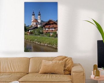 Pfarrkirche Darstellung des Herrn, mit Fluss Prien, Aschau im Chiemgau, Oberbayern, Bayern, Deutschl