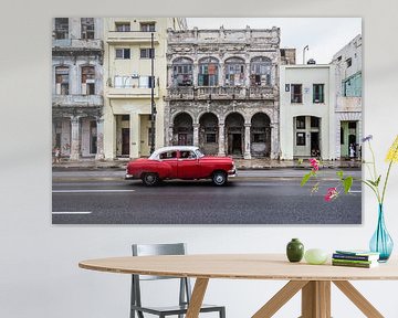 rode auto op de malecon Havana van Eric van Nieuwland