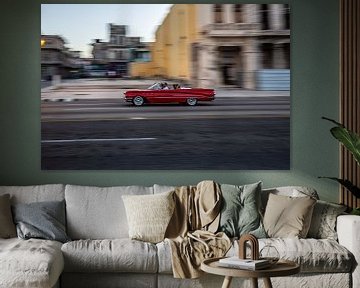 rode oude auto op de malecon Havana van Eric van Nieuwland