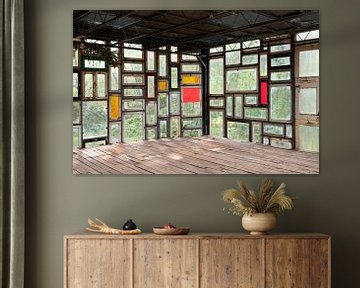 Abstraktes Bild mit Mehrfachbelichtung von Glasfenstern. von Marianne van der Zee
