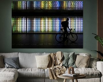 Silhouet van een fietser in de noordertunnel bij Utrecht CS van Peter Nederlof