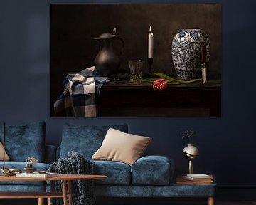 Stilleben mit Glas, Tulpe und Delfter blauer Vase von Alexander Tromp