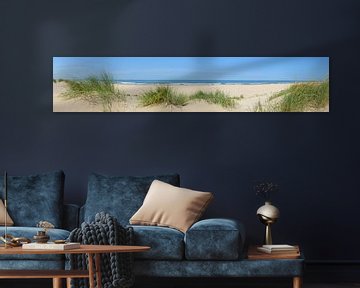 Panoramisch uitzicht op het strand in de zomer aan de Noordzee