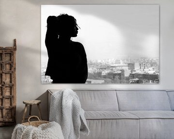 Silhouette einer Frau in einem Fenster von Marian van Ginkel