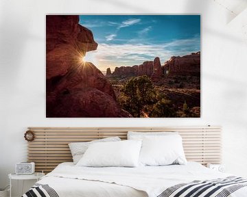 Sonnenuntergang mit Linsenreflexe im Arches-Nationalpark von Maarten Oerlemans