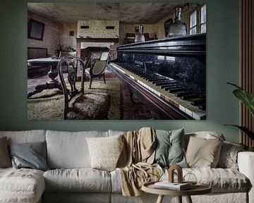 Klavierflügel in einem verlassenen Haus von Inge van den Brande