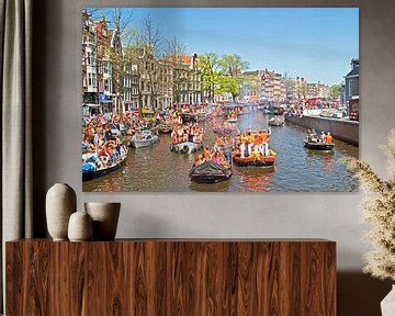 Varen op de grachten in Amsterdam met koningsdag in Nederland van Eye on You
