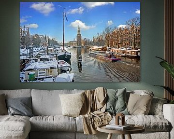 Besneeuwd Amsterdam met de Montelbaan toren in Nederland van Eye on You