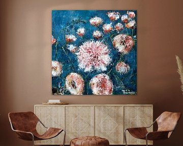 Bloemenschilderij met blauwe achtergrond.