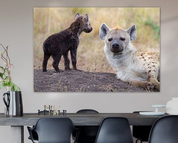 Hyena met jong dier van Angelika Stern