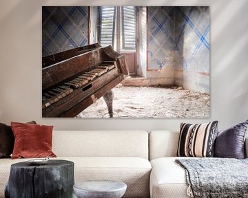 Nahaufnahme eines verlassenen Klaviers. von Roman Robroek