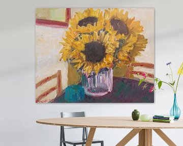 Zonnebloemen in vaas van Tanja Koelemij