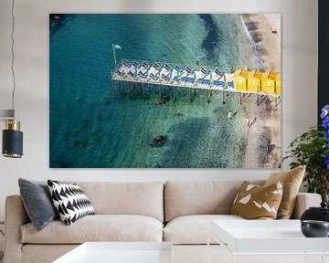 houten pier met huisjes en strandstoelen in italie van Eric van Nieuwland