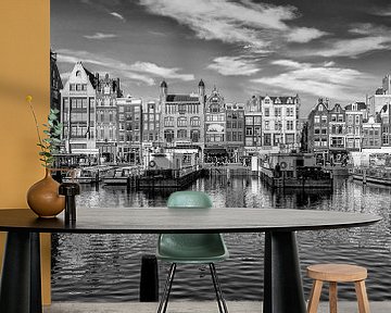 Het Damrak in Amsterdam. van Don Fonzarelli