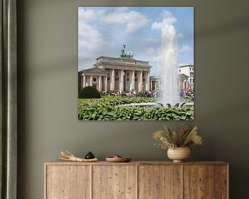 Brandenburger Tor mit Springbrunnen am Pariser Platz, Berlin, Deutschland