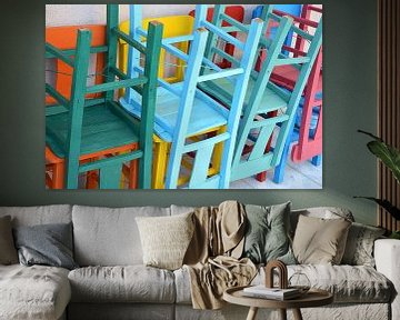 Pile de chaises de patio aux couleurs vives sur Trinet Uzun