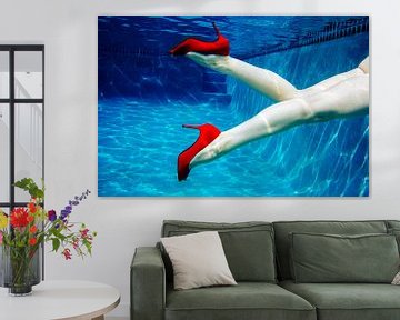 11382168 Vrouwenbenen met rode hoge hakken onder water in zwembad van BeeldigBeeld Food & Lifestyle