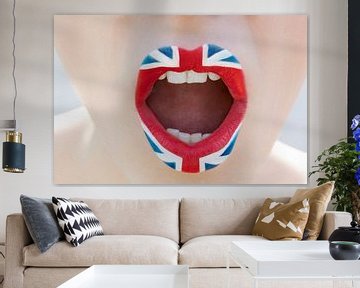 SA11987512 Offener Mund mit Lippenstift der englischen Flagge