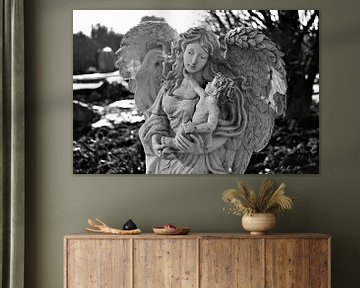 Prachtige engel met grote vleugels en kind in zwart wit van Maud De Vries