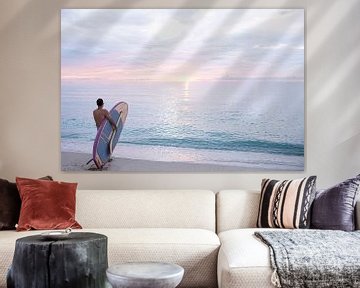 SA11327336 Mann mit Surfbrett am Meer in der Morgensonne von BeeldigBeeld Food & Lifestyle