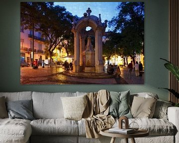 Place Largo do Carmo met fontein Chafariz do Carmo in de oude stadswijk Chiado in de Abendd�mmerung 