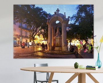 Platz Largo do Carmo mit Springbrunnen Chafariz do Carmo  im Altstadtviertel Chiado  in der Abendd�m
