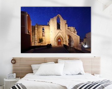 Convento do Carmo in de oude stadswijk Chiado bij Abendd�mmerung Lissabon, Portugal van Torsten Krüger