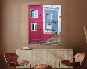 Gekleurde huismuren in de Alfama, Lissabon, Portugal