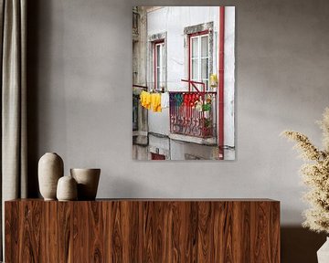 Vieux balcon avec corde à linge au Bairro Mouraria, Lisbonne, Portugal