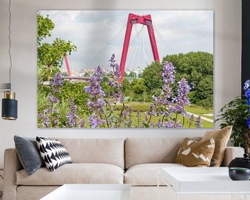 De Willemsbrug in Rotterdam met lavendel en bijtjes van Michèle Huge