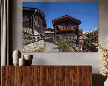 Houten huizen in Wallis in het gehucht Findeln , Zermatt, Zwitserland
