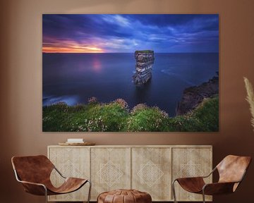 Ierland Downpatrick Head op het blauwe uur van Jean Claude Castor