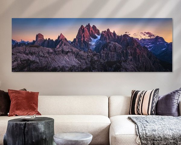 Panorama des Dolomites avec l'alpenglow à l'heure bleue