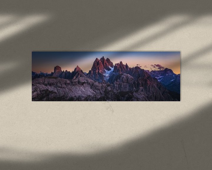 Beispiel: Dolomiten Panorama mit Alpenglühen zur blauen Stunde von Jean Claude Castor