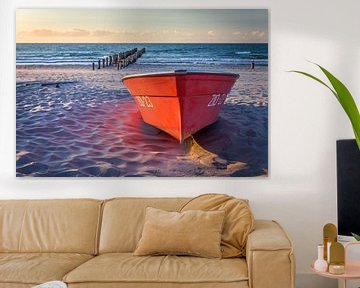 Rotes Boot am Strand von Zingst von Christian Müringer