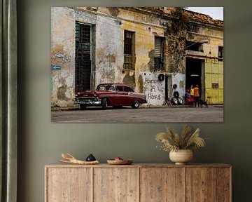 Car garage in Cuba by Jorick van Gorp