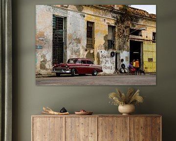 Car garage in Cuba by Jorick van Gorp