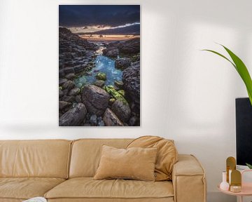 Giant's Causeway in Irland zum Sonnenuntergang von Jean Claude Castor