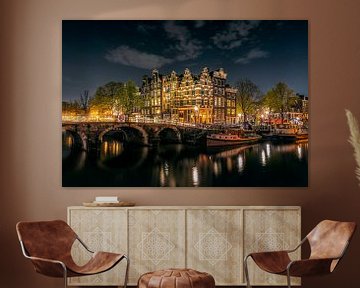 Verlichte grachtenpanden  in Amsterdam op een heldere avond avond, hoek Prinsengracht en Brouwersgra van Roger VDB