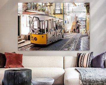 Lissabon, beroemd geel trammetje in een schuine straat