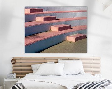 Een betonnen trap met roze treden van Luc de Zeeuw