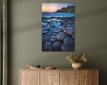 Ierland Giant's Causeway kust in het avondlicht van Jean Claude Castor