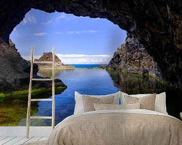 Natuurlijk zwembad met een boog aan de kust van het eiland Madeira van Sjoerd van der Wal Fotografie
