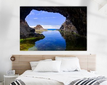 Naturschwimmbecken mit Bogen an der Küste der Insel Madeira von Sjoerd van der Wal Fotografie