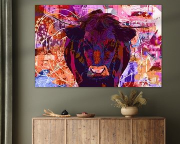 Bul-ly Cow II - zwarte koe met horens in weiland van The Art Kroep